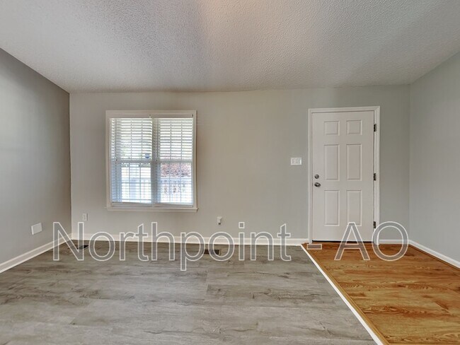 Building Photo - 102 Hawthorn Dr