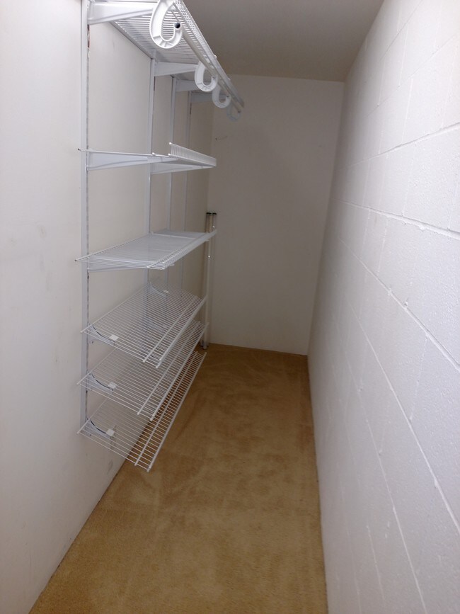 2 armarios enormes - 106 Hickory St