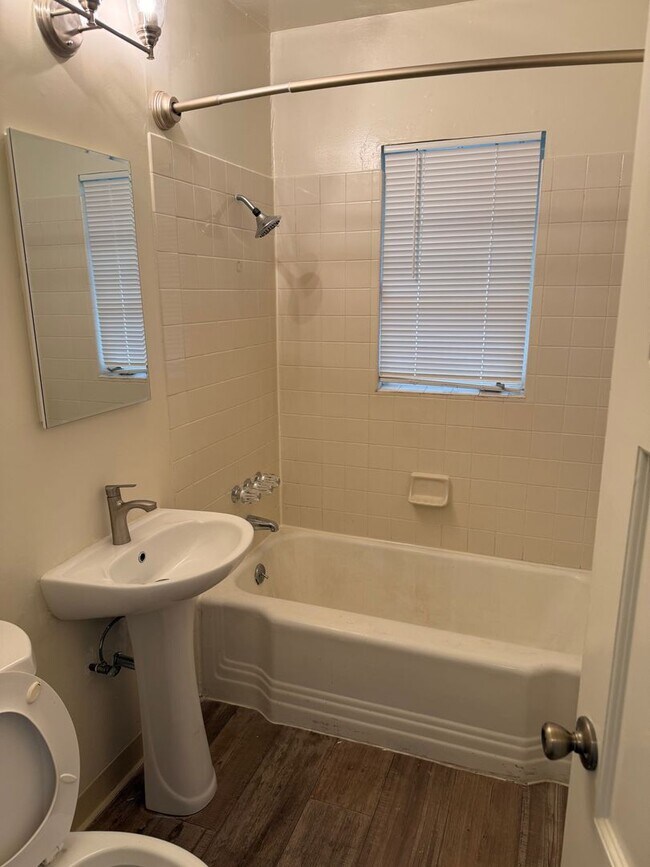 Foto del edificio - Updated Kitchen, Bathroom and Flooring in both! Great Location near Campus!