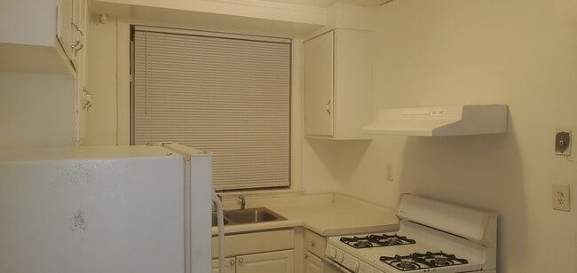 Building Photo - 6519 S Eberhart Ave