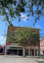 Building Photo - 903 Main St