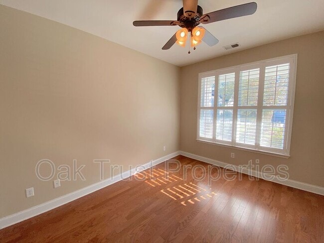 Building Photo - 2656 Lohr Dr