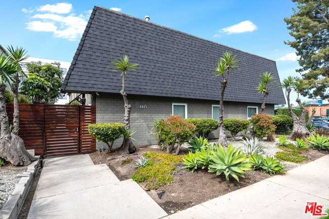 Foto del edificio - 4443 Saugus Ave