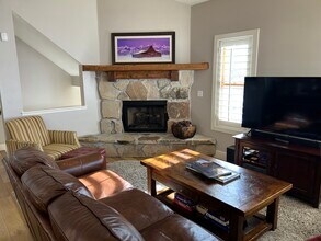 Building Photo - 1975 Paddington Dr