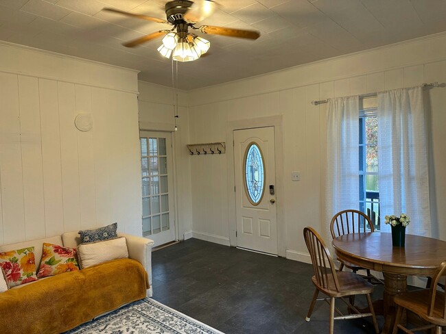 Building Photo - 302 Catawba Ave