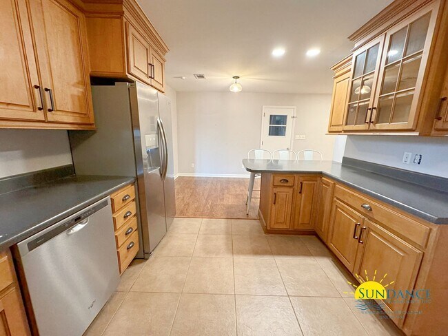 Building Photo - Charming 5-Bedroom Oasis in Oakland Heights!