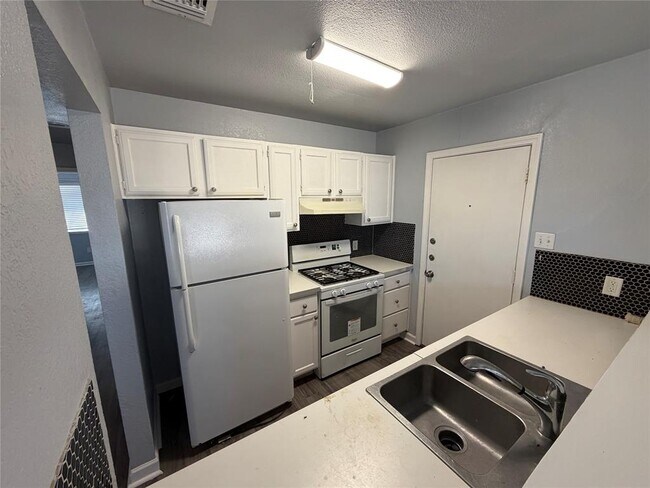 Foto del edificio - 1431 Hyridge Cir