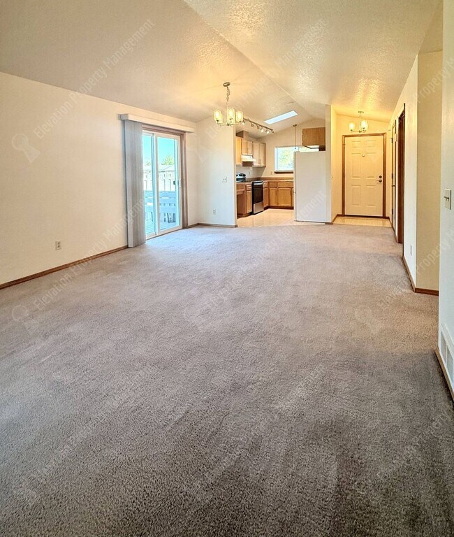 Building Photo - Single-Level Living in a Prime NE Bend Location