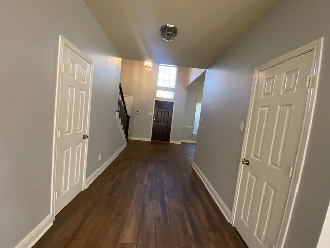 Foto del edificio - 2101 Crestwind Ct