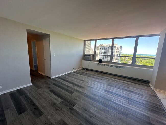 Building Photo - 3 Bed 1.5 Bath in Lakeview!