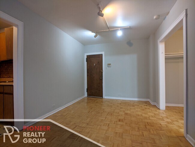 Foto del edificio - 739 W Belmont Ave