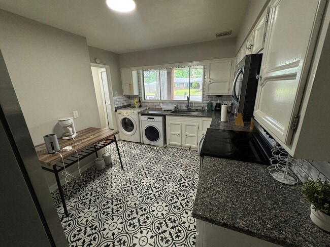 Building Photo - Cozy Freshly Updated 4BR/2BA on Green Acres- Available Now!!!