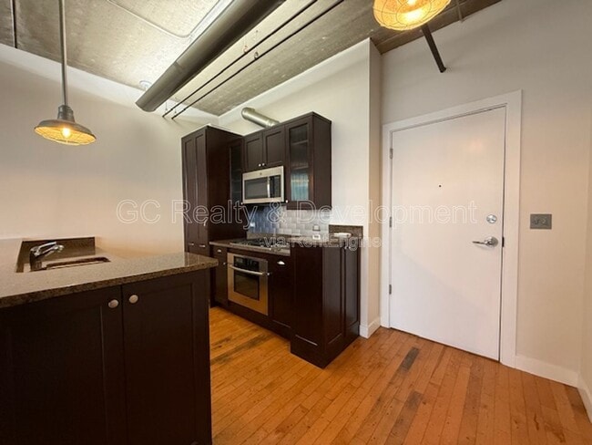 Building Photo - 10 S Dunton Ave