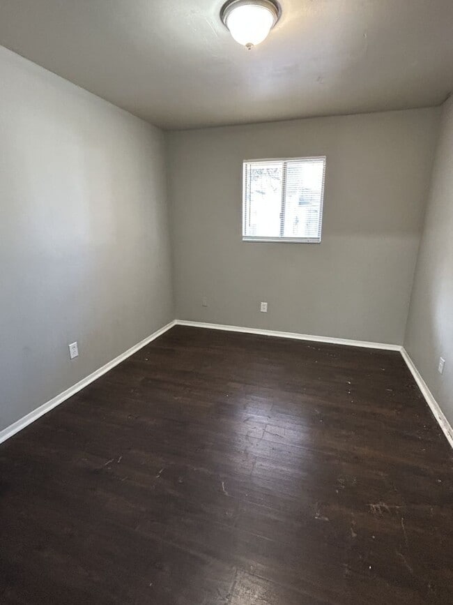 Building Photo - 208 W 1st St