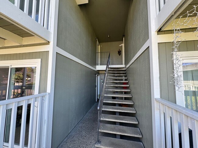 Foto del edificio - 2 Bedroom Upstairs apartment For Rent Loca...