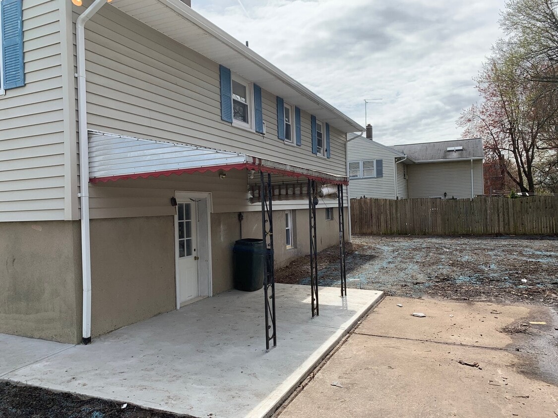 Building Photo - COMING SOON !! Spacious 3BR/2BA Home in a ...