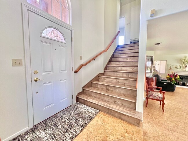 Building Photo - Spacious 5-Bed, 3-Bath Home in Rialto – Ve...