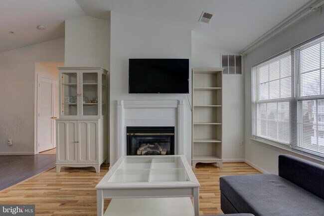 Building Photo - 645 Constellation Square SE