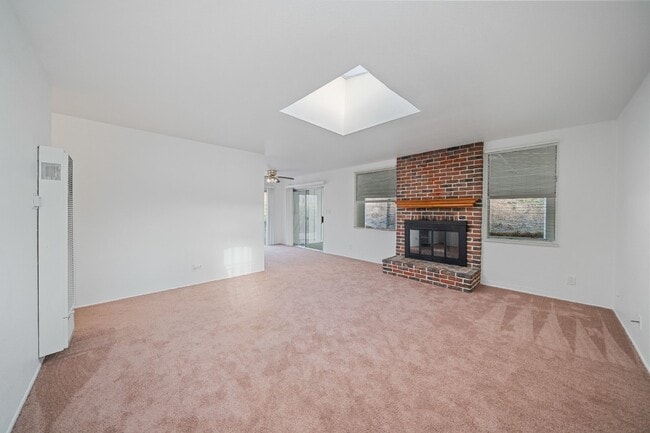 Foto del edificio - Coming Soon...San Diego 3 bed /2 bath Home w Garage, Enclosed Patios, Fireplace + Laundry Hookups