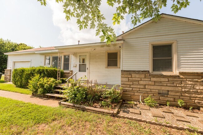 Building Photo - Beautiful 3 Bedroom, 1 Bath in Sand Springs!