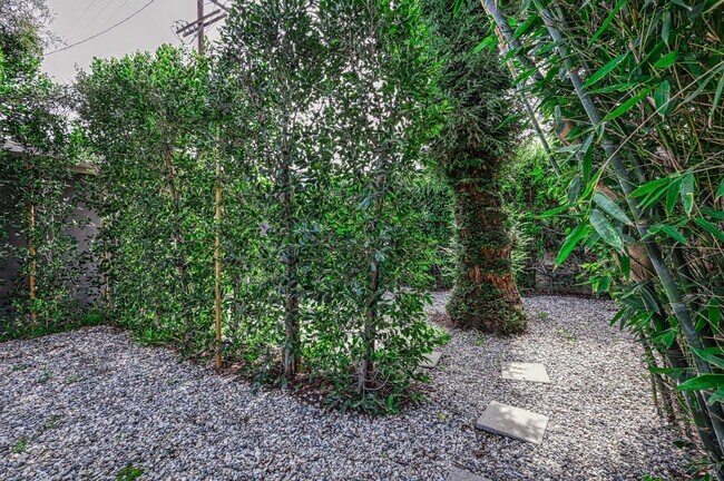 PATIO TRASERO DE LA ADU - 23018 Leonora Dr