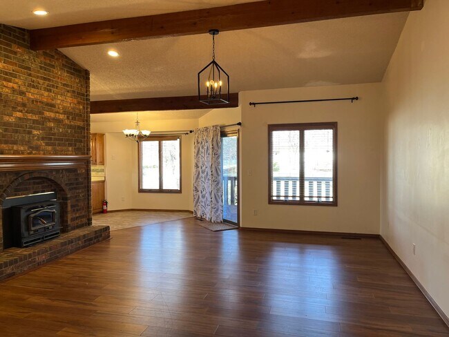 Building Photo - Head-turning Style, Extraordinary Location.