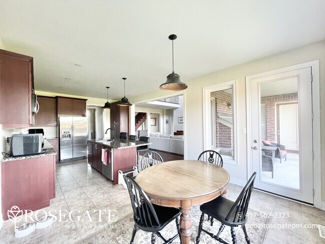 Building Photo - Elegant 4-Bedroom Home with Backyard & Mul...