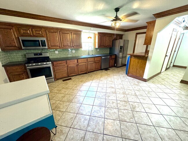 Foto del edificio - Charming Bungalow with Large Fenced Backyard, Shed & Great Central Location!