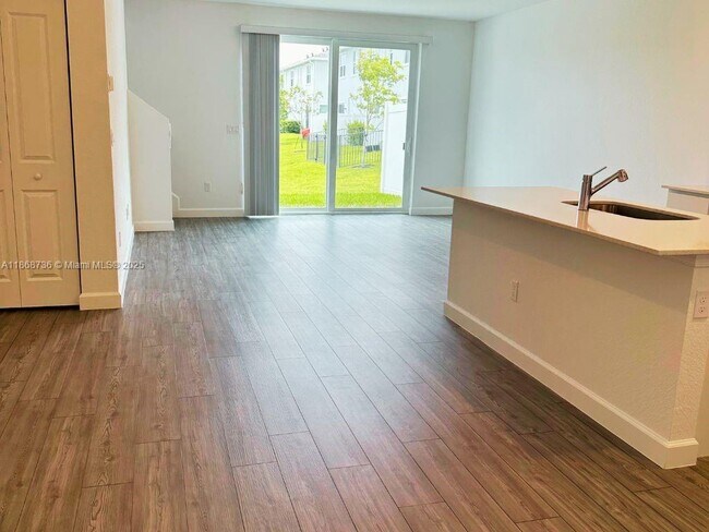Foto del edificio - 542 Rivergrass St