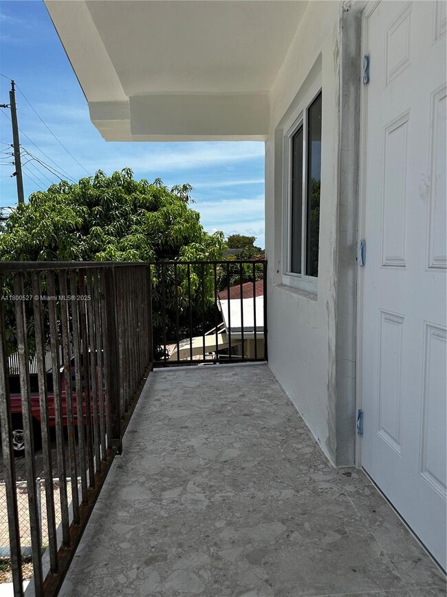 Foto del edificio - 828 NW 23rd Ct