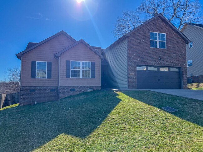 Foto del edificio - Gorgeous Single-Family--Fenced Backyard and Bonus Room!