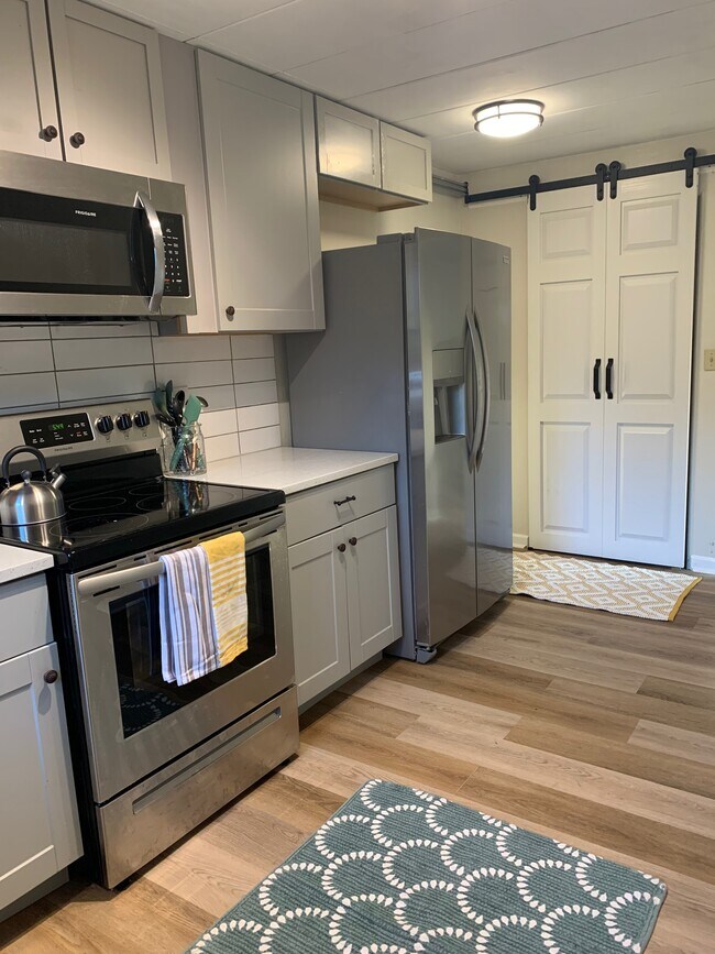 Kitchen - 2776 S Park Rd