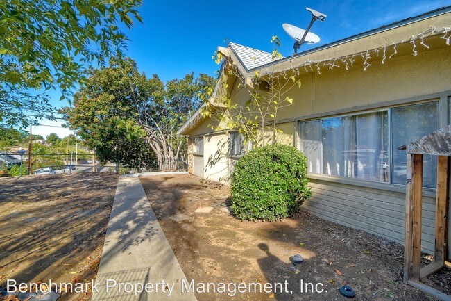 Building Photo - 504 S Tulip St
