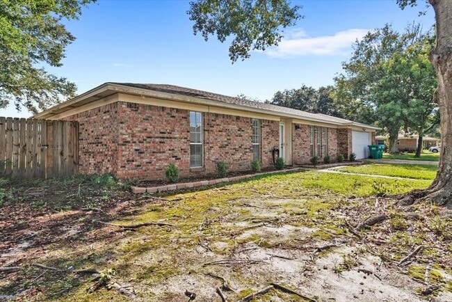 Building Photo - 2315 Robert Dr