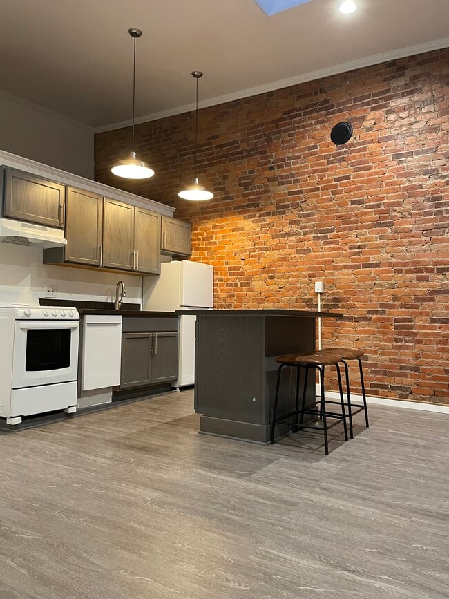 Building Photo - The Garland