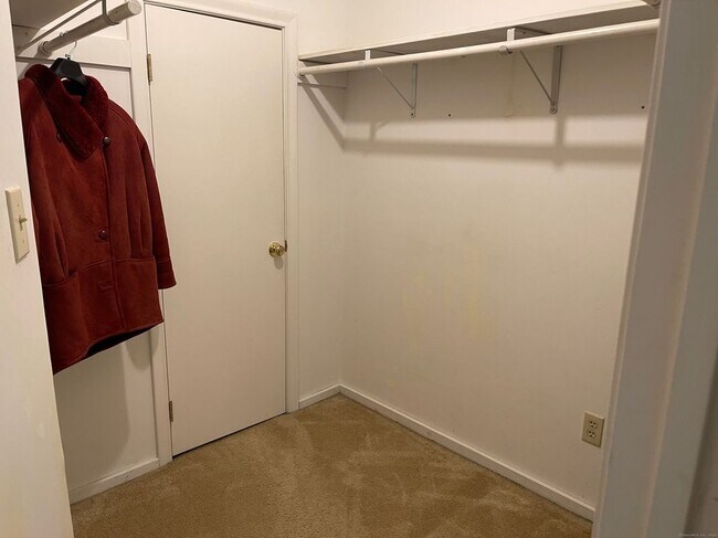 Foto del edificio - 300 Brittany Farms Rd