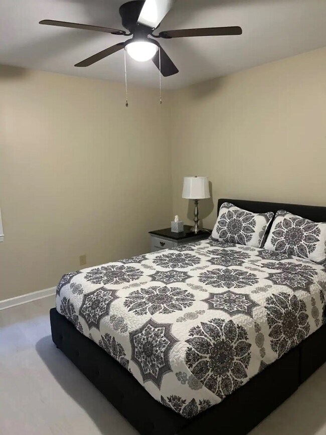 Foto del edificio - 300 Brookwood Dr