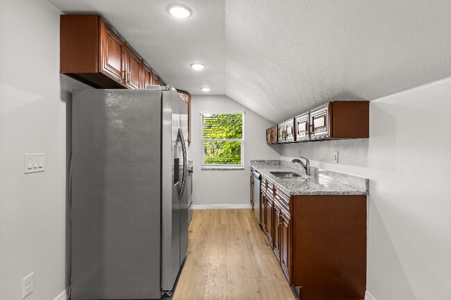 Foto del edificio - 1325 Cloverlawn Ave