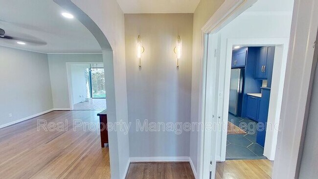 Foto del edificio - 5830 Kenwood Ave
