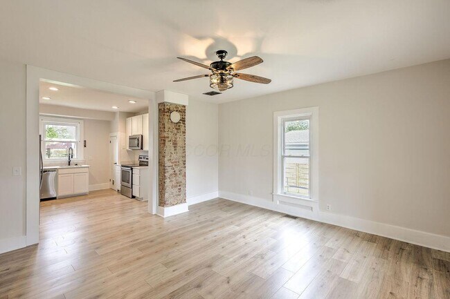 Foto del edificio - 291 S Main St