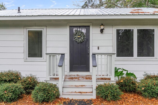 Building Photo - Charming Summerville Home