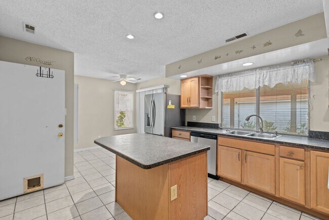Foto del edificio - 904 Scarlet Oak Ct N