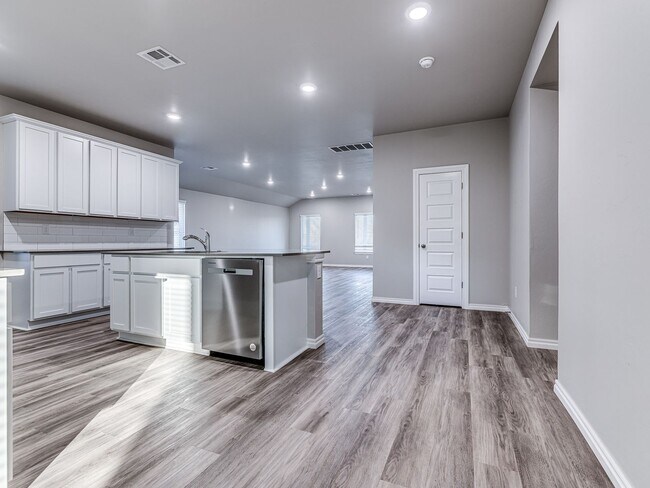 Foto del edificio - Newer home only minutes away from Paycom, Falling Springs Addition + Greenbelt lot + Deer Creek S...