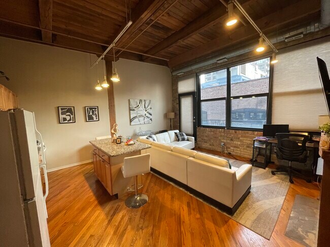 Building Photo - 226 N Clinton St