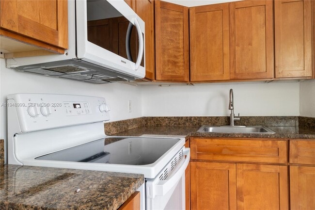 Building Photo - 979 SW 10th St