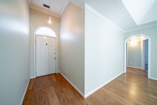 Building Photo - 3 bedroom 2 bath North Columbus