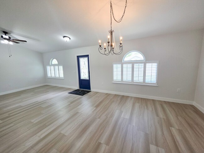 Foto del edificio - Beautiful 4 Bedroom in Gated Compass Pointe