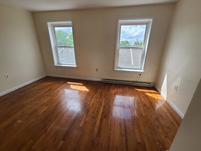 Building Photo - HUGE 3 BED 2 bath NEAR TEMPLE UNIVERSITY S...