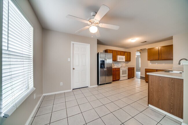 Foto del edificio - 4 Bedroom/2.5 Bath Canyon Spring Subdivision