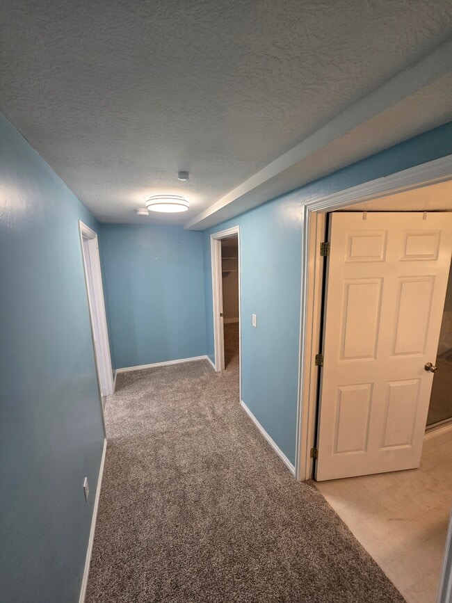 5 foot wide hallways - 3877 W Holyoke Pl